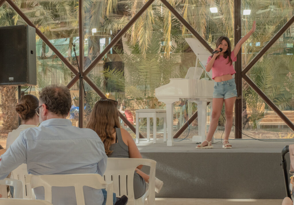 ¿Quieres aprender a conectar con tu público y desarrollar tu expresividad? en nuestra escuela de música y canto, podrás aprender a cantar.