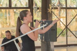 Paula Senna, interpretando su canción favorita.
