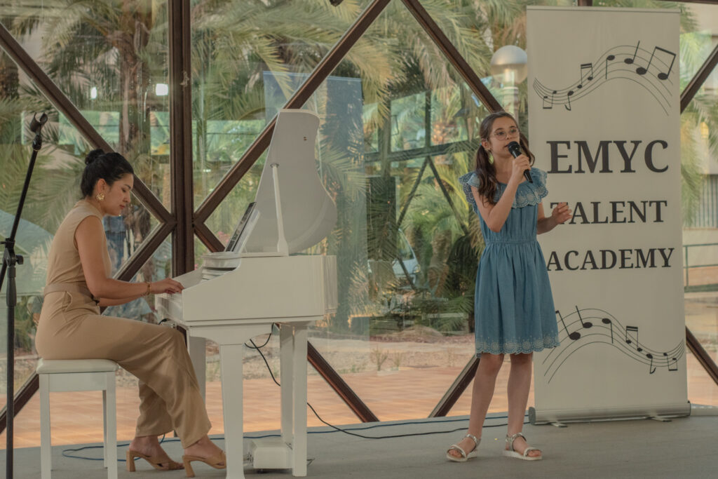 Interpretación vocal Lucía Zafra, poniendo en práctica lo aprendido en las clases de canto, interpretando su canción favorita en la AUDICIÓN MUSICAL EMYC 2024
