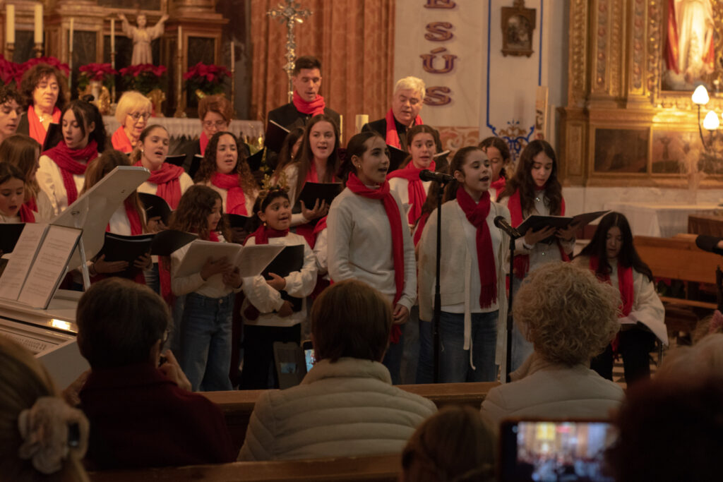 Nuestras alumnas Dafne y Lucía cantando a dúo junto con el CORO EMYC