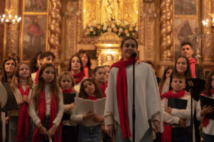 Claudia cantando una preciosa canción navideña junto al CORO EMYC