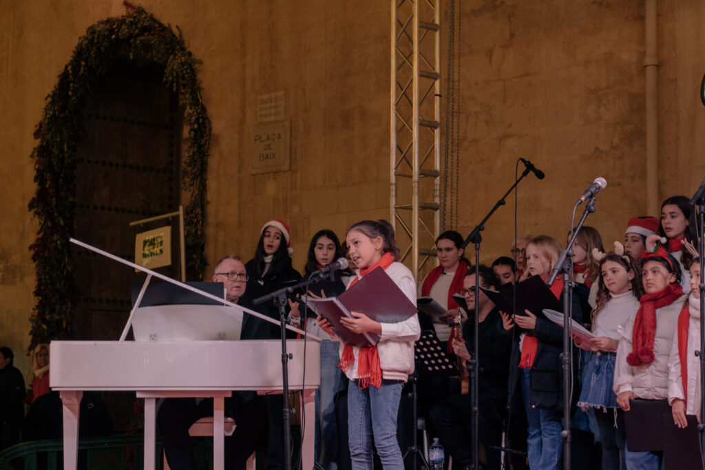 Dania, interpretando junto al coro una preciosa canción navideña.