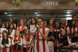 Sofía, interpretando una canción navideña junto al CORO EMYC