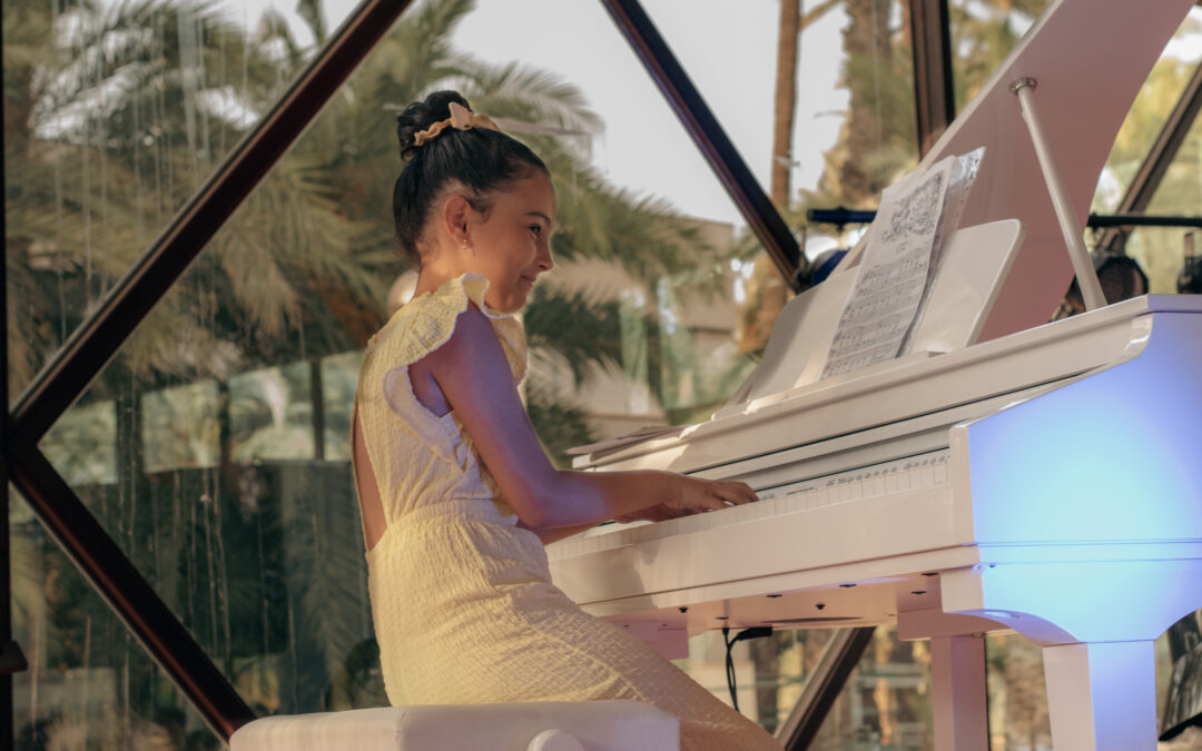 Daniela poniendo en práctica lo aprendido en sus clases de piano en elche