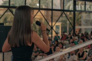 Nuestra alumna Elena, expresando con sentimiento su canción favorita