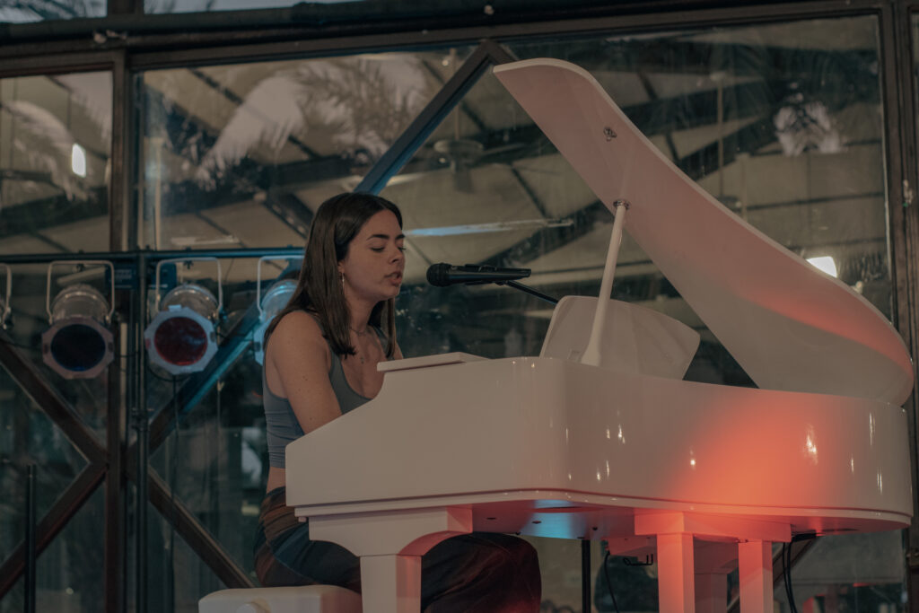 Ana demostrando por primera vez su talento al piano.